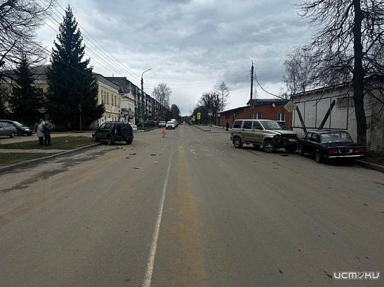 Во Мценске не разъехались два внедорожника, а в больницу попал пассажир не участвующей в движении легковушки Во Мценске не разъехались два внедорожника, а в больницу попал пассажир не участвующей в движении легковушки