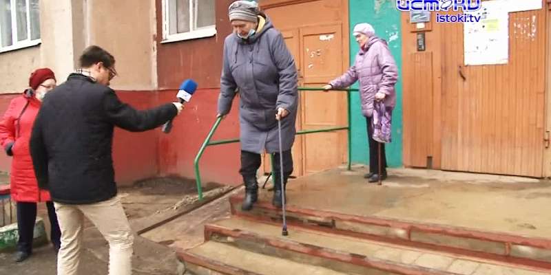 30 сантиметров страха. Пожилые жители одного из подьездов дома №86 на ул. Раздольная боятся выйти на улицу. Не пускают их порожки и безразличие ЖЭУ №1...