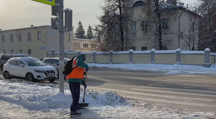 "Сотни дворников, сотрудников муниципальных предприятий, администрации, учреждений культуры и образования" вышли очищать Орел от снега