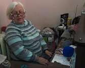 Бабушка вяжет носочки солдатам