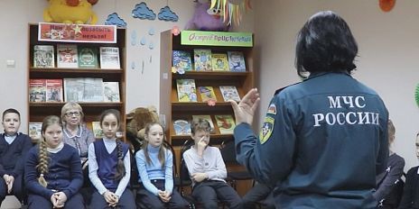 Четвероклассники 18-го лицея познакомились с профессиями спасателя и пожарного 