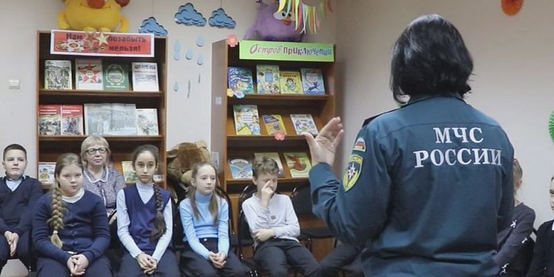 Четвероклассники 18-го лицея познакомились с профессиями спасателя и пожарного 