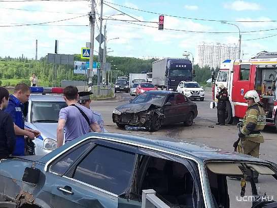В Орле водитель и пешеход пострадали в ДТП из-за девушки, не уступившей дорогу В Орле водитель и пешеход пострадали в ДТП из-за девушки, не уступившей дорогу