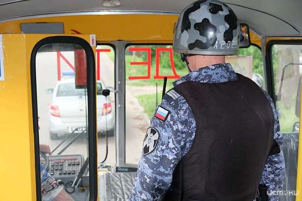 В Орловской области под охраной силовиков находятся больше 50 школьных автобусов
