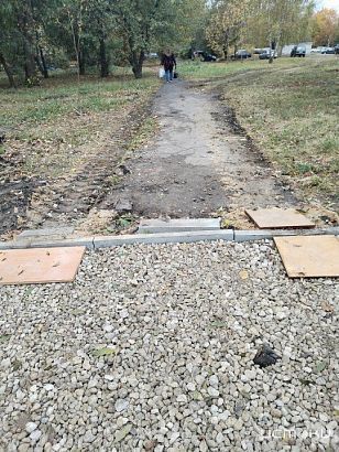 "Вместо того, чтобы отремонтировать тротуар, по которому очень много людей ходит и приезжие тоже, они кладут асфальт к частному дому" "Вместо того, чтобы отремонтировать тротуар, по которому очень много людей ходит и приезжие тоже, они кладут асфальт к частному дому"