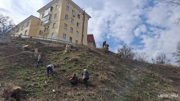 Склон у спасательной станции на набережной Орла лишился растительности