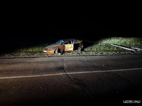 Под Орлом «БМВ» на большой скорости врезался в опору электроосвещения