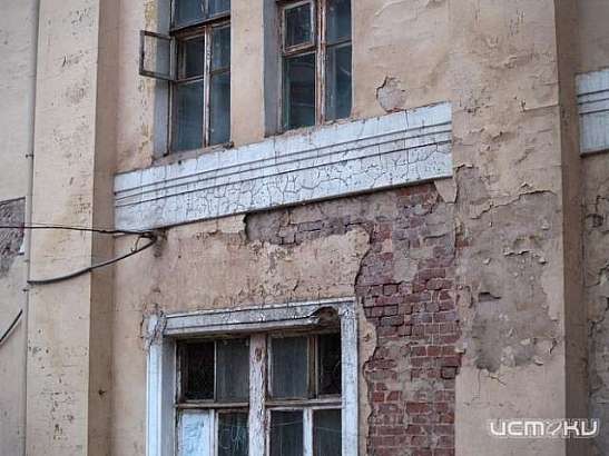 В Орле суд обязал переселить людей из аварийного дома, но они до сих пор ждут новых квартир