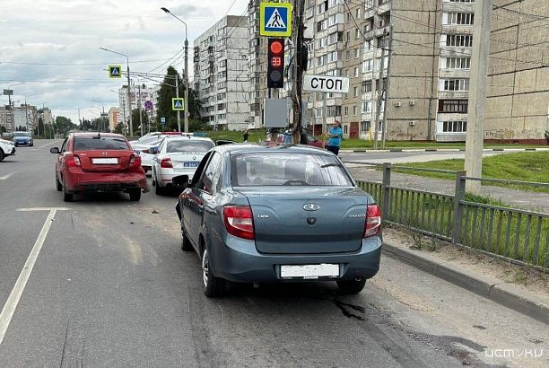 Нарушил дистанцию: в Орле на Раздольной «Лада» въехала в «Kia»