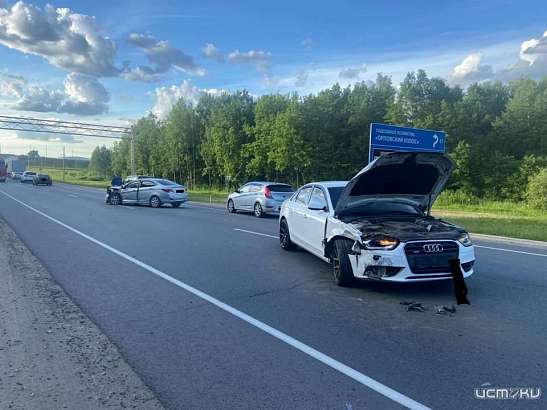 Под Орлом столкнулись «Audi A4» и «Hyundai Solaris»