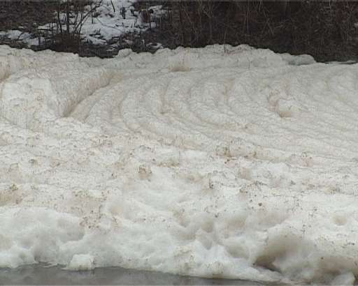Орлик в районе детского парка покрыла «снежная» пена