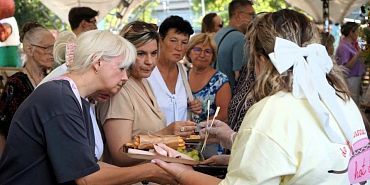 В Орле в сквере Семьи стартовала выставки-ярмарка "Вино-мыр, хлеб мед"