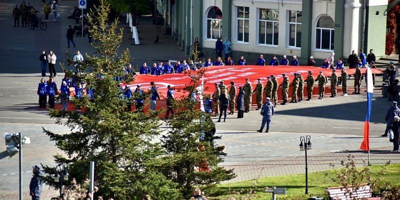 Знамя Победы День Победы  В Орле развернули гигантскую копию Знамени Победы!