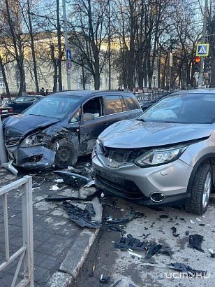 Въехал в светофор: в центре Орла произошло тройное ДТП