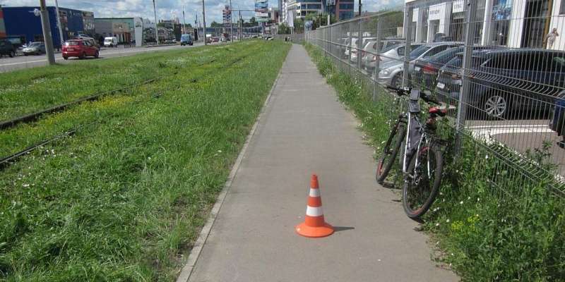 В районе ТМК «ГРИНН» в Орле велосипедист сбил на тротуаре пенсионера