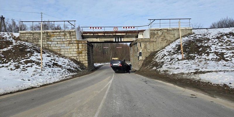 Под Орлом на ходу перевернулась легковушка