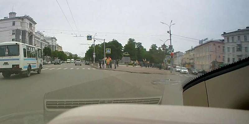 Забыв о самоизоляции, орловские пограничники массово собрались в сквере