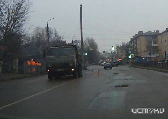 На улице Тургенева в Орле сегодня латают ямы На улице Тургенева в Орле сегодня латают ямы