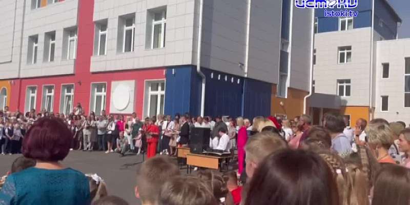 В День знаний орловские школьники вновь сели за парты. Торжественная линейка прошла и в школе № 27 в Орле