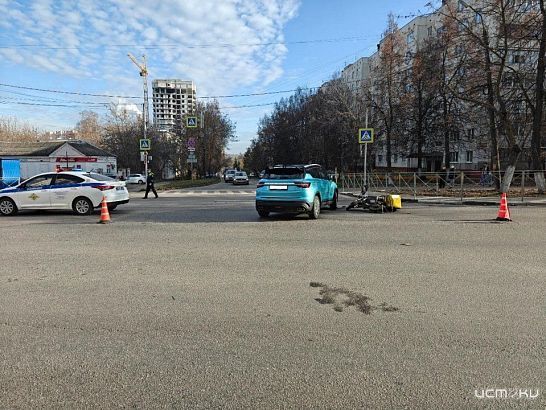 В Орле курьер на велосипеде хотел проскочить на красный и попал в больницу 
