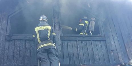 В Орловском округе потушили пожар в деревянном доме