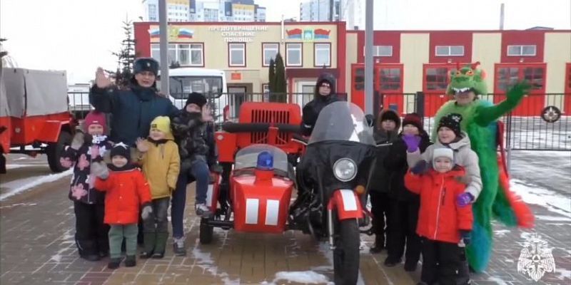 «Волшебная пожарная машина» подарила радость особенным детям из Орла 