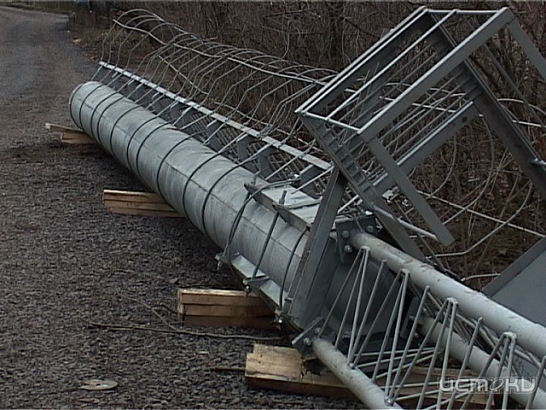 Живой цепью против вышки сотовой связи 