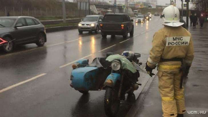 Мотоциклист на «Урале» зацепил «Рендж-Ровер» на окраине Орла