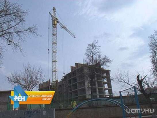 Что нам стоит дом построить! Воспитанники детского сада №27 гуляют под стрелой башенного крана.