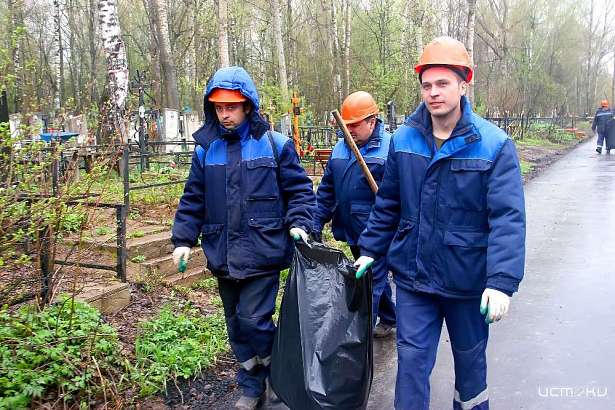 В Орле к Пасхе приводят в порядок городские кладбища