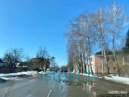 Едут по встречке. В Орле огромная яма захватила целую полосу движения