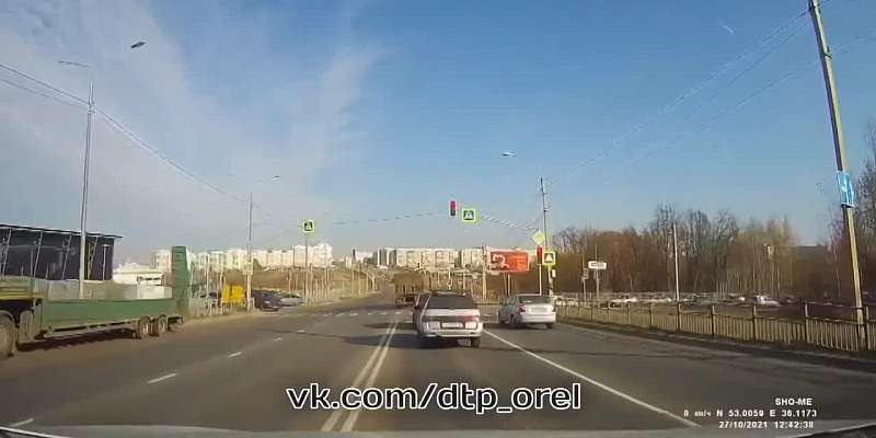 Урок экстремального вождения преподал орловским водителям мужчина на Камазе из Калмыкии