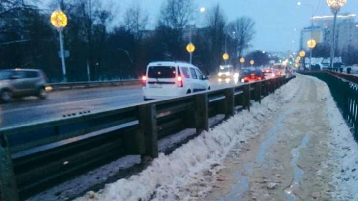 Тротуары на мосту Дружбы снова утонули