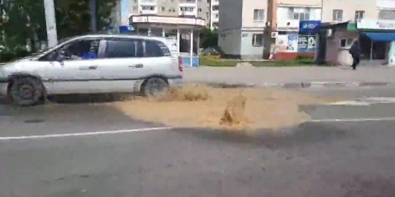 Видео: третий фонтан поливает машины посреди проезжей части в Орле