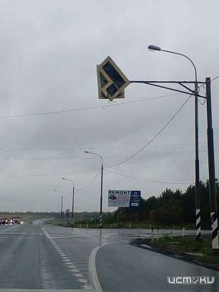 Глазами очевидцев: на трассе под Орлом "сдуло" дорожный знак