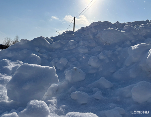 Водителя эскаватора-погрузчика будут судить за то, что убирая снег, не заметил женщину