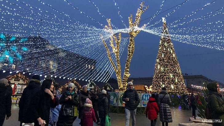 Фоторепортаж: в Орле начали праздновать Новый год