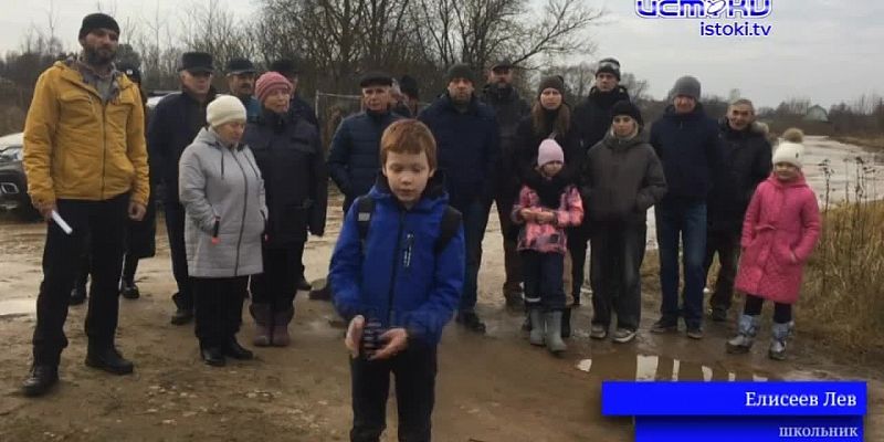 Спасай себя сам. В поселке Вязки больше нет дорог и его жители сами сделали новостной сюжет на эту тему