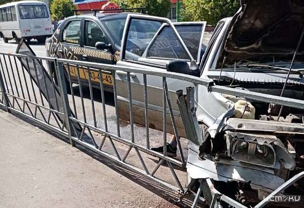 Фотофакт: в Орле ограждение спасло пешеходов от вылетевшего на тротуар авто