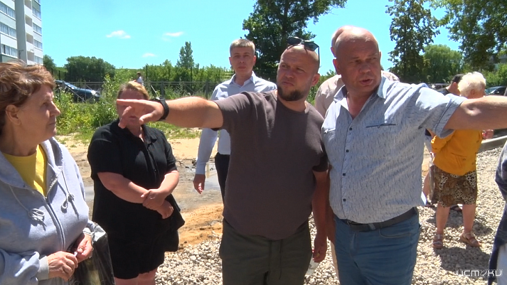 Ноухау от орловских строителей- двойной бордюр. Именно такой организовался во дворе дома по ул. Нормандия-Неман