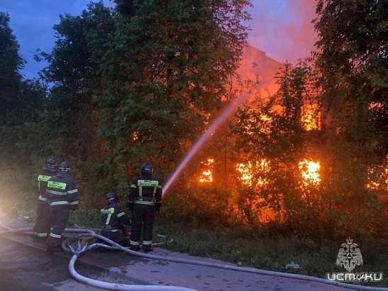 В Орле ранним утром горел расселённый дом на улице Цветаева