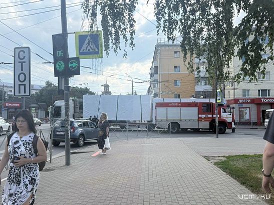 На перекрестке улиц Герцена и Московской фура зацепила провода 