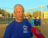 На стадионе "Южный" депутаты сыграли в волейбол с местными жителями