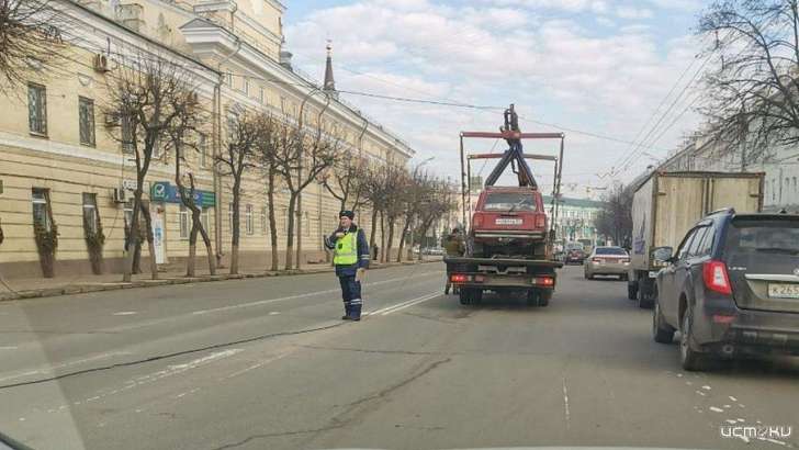 Фотофакт: вместе с легковушкой в Орле эвакуировали троллейбусные провода