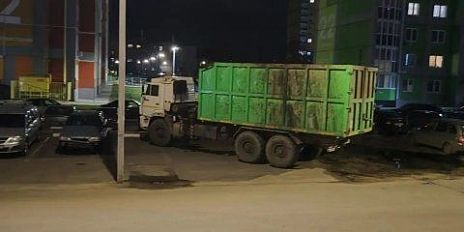 Жители ЖК „Цитрус“ жалуются на мусоровоз: запах и протечки мешают людям