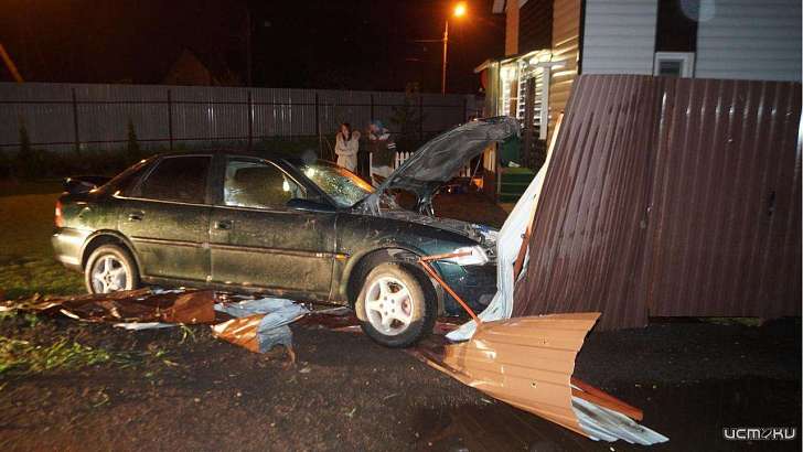 Под Орлом водитель «Опеля» снес забор жилого дома