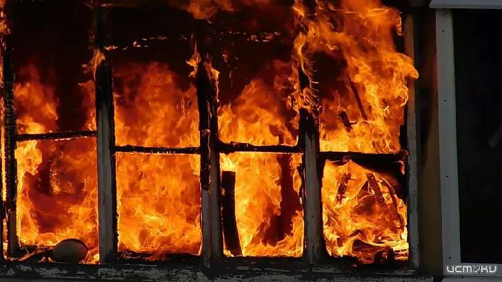 Под Орлом мужчину спасли из пожара в неотапливаемой квартире