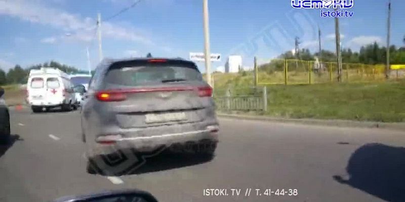 Видео: «Матиз» приземлился на крышу после ДТП с фурой в Орле
