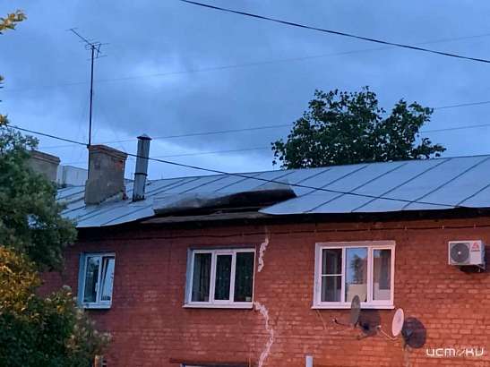 В Орле сильный ветер загнул крышу дома