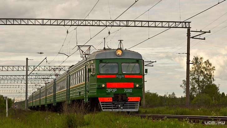 Под Орлом железнодорожники предотвратили наезд электрички на ребенка